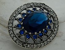 LIRIA - srebrna brosza z szafirami i kryształkami