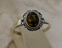 ADYGA - srebrny pierścionek z bursztynem