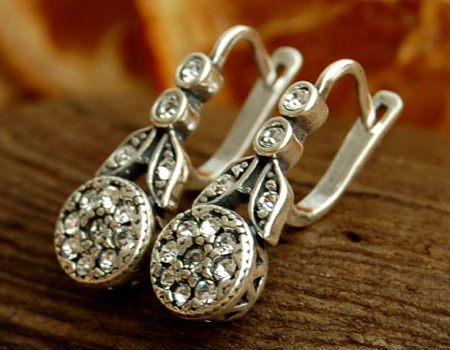Серебряные серьги как популярный аксессуар женских нарядов