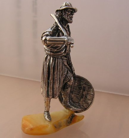 PIECHUR - figurka srebro i bursztyn