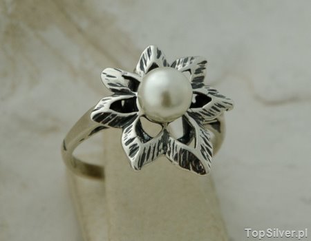 LIVIA - srebrny pierścionek z perłami