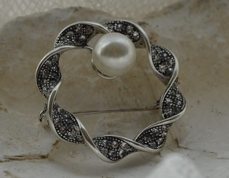 BEATA - srebrna broszka z perłą i kryształkami