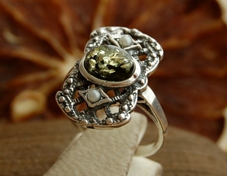 LORENA - srebrny pierścionek z bursztynem i perłam