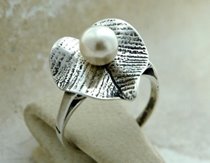 LILIA - srebrny pierścionek z perłą