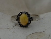 BENITA - srebrny pierścionek z bursztynem