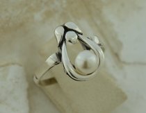 CLARA - srebrny pierścionek z perłą