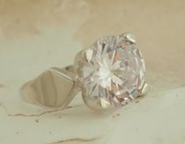 MILLA - srebrny pierścionek z białym kryształem Swarovskiego