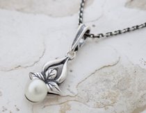 CANDIA - srebrny wisiorek z perłą