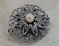CALLA - srebrna broszka z perłą