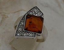 GIOCO - srebrny pierścionek z bursztynem i kryształkami