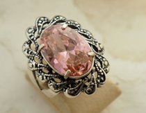 CASTELLON - srebrny pierścień z różowym kryształem