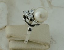 PIRAMIDA - srebrny pierścionek z perłami i cyrkoniami