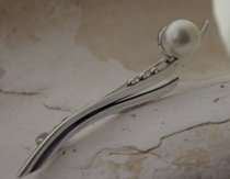 MODERN ART - srebrna broszka z perłą