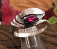 TAVIRA - srebrny pierścionek z rubinem