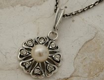 EMPIRE - srebrny wisiorek z perłą i kryształkami Svarovskiego