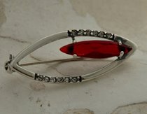 SORA - srebrna broszka z rubinem i kryształkami