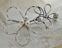 DWA KWIATY - srebrna broszka perły i kryształy
