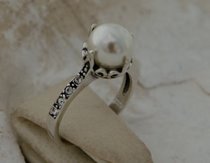ALLI - srebrny pierścionek z perła i kryształkami