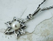 LIVIA - srebrny wisiorek z perłą