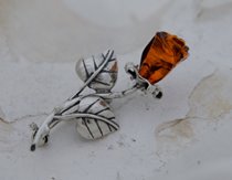 BURSZTYNOWA ROZA - srebrna broszka z bursztynem