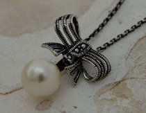 KOKARDA - srebrny wisiorek z perłą