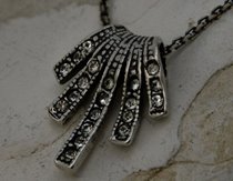 AJA - srebrny wisiorek z kryształkami
