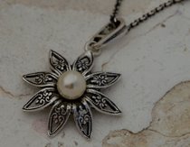 MADONA - srebrny wisiorek z perłą