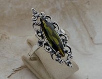 BOSU - srebrny pierścionek z oliwinem