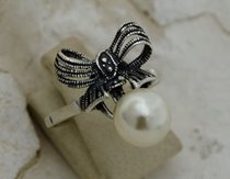 KOKARDA - srebrny pierścionek z perłą